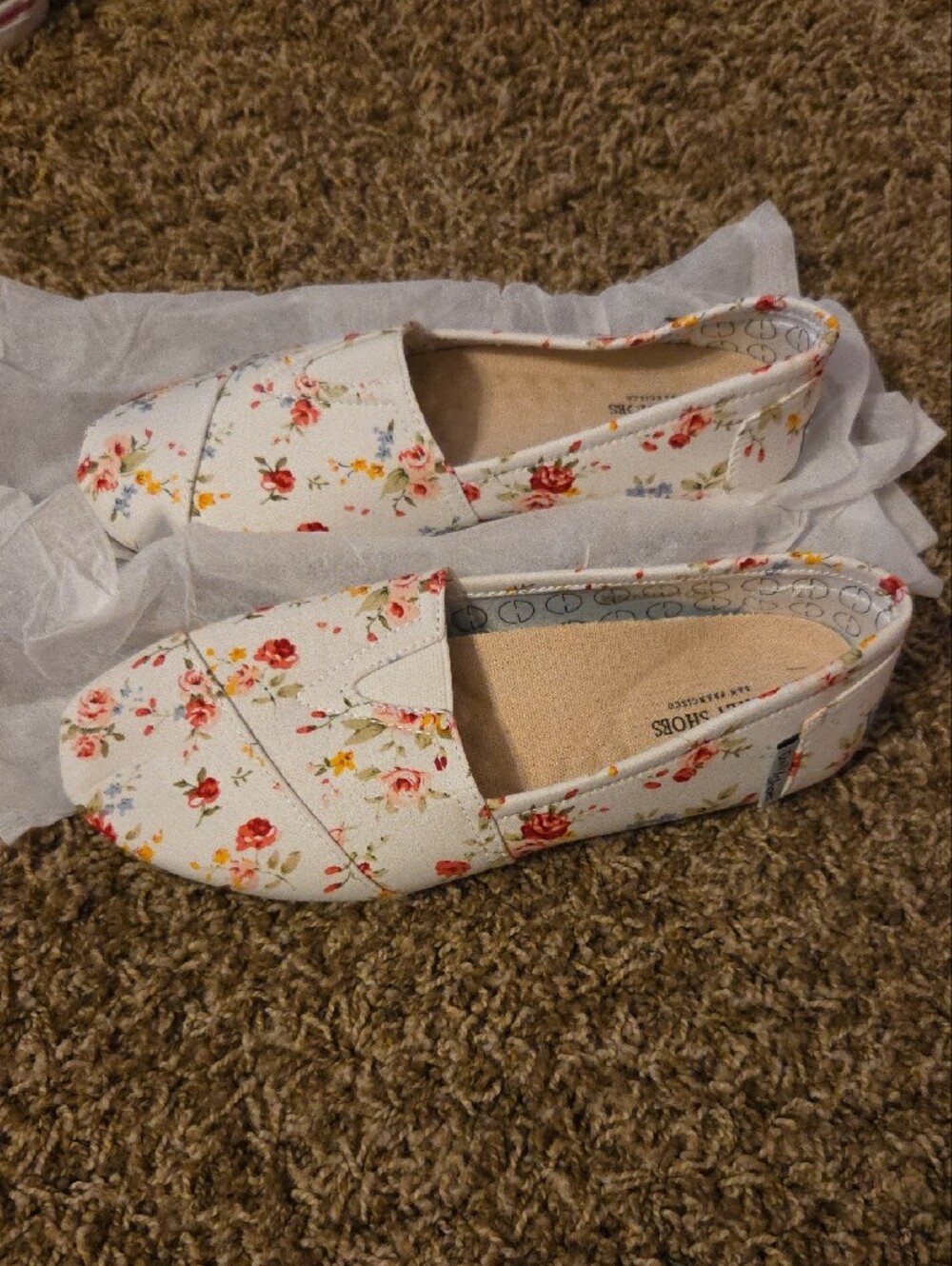 Women’s Floral Slip-On Flats in Ivory with Rose Print - Picture 3 of 6